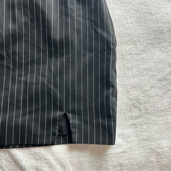 H&M DIVIDED X BlackPink Black / Pinstriped Skirt ( Size 0 ) - Picture 6 of 6